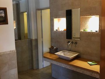 Excelente casa en 2 plantas - 690 m2 construidos sobre lote de 2140 m2