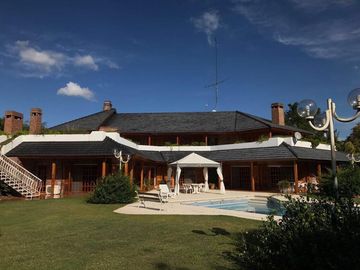 Excelente casa en 2 plantas - 690 m2 construidos sobre lote de 2140 m2