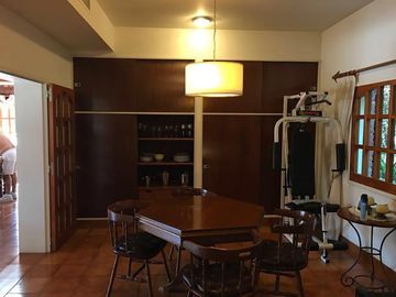 Excelente casa en 2 plantas - 690 m2 construidos sobre lote de 2140 m2