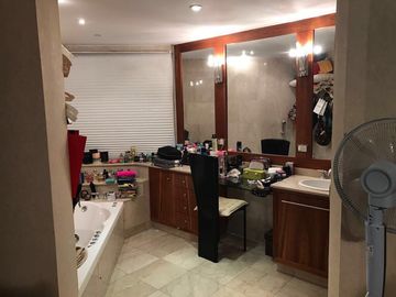 Excelente casa en 2 plantas - 690 m2 construidos sobre lote de 2140 m2