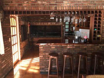 Excelente casa en 2 plantas - 690 m2 construidos sobre lote de 2140 m2