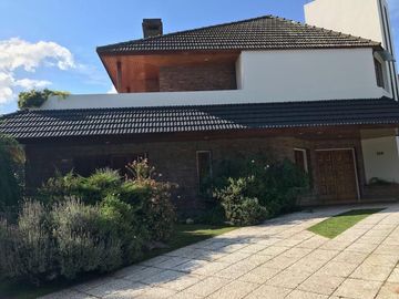 Excelente casa en 2 plantas - 690 m2 construidos sobre lote de 2140 m2