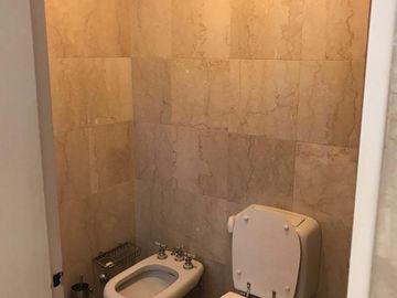 Excelente casa en 2 plantas - 690 m2 construidos sobre lote de 2140 m2