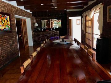 Excelente casa en 2 plantas - 690 m2 construidos sobre lote de 2140 m2