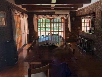 Excelente casa en 2 plantas - 690 m2 construidos sobre lote de 2140 m2