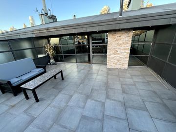 Departamento 2 ambientes con cochera y terraza refaccionado a nuevo