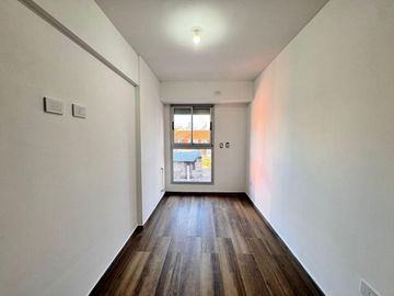 VENTA - Departamento a estrenar de dos dormitorios con balcón y cochera. Lourdes, Rosario.