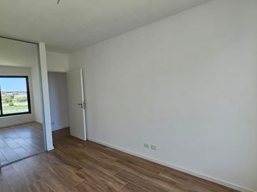 Venta y alquiler de departamento 4 ambientes con dependencia en duplex en Nordelta
