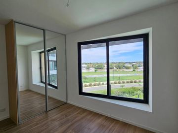 Venta y alquiler de departamento 4 ambientes con dependencia en duplex en Nordelta