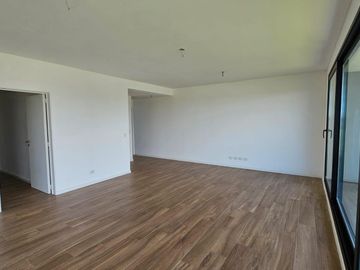 Venta y alquiler de departamento 4 ambientes con dependencia en duplex en Nordelta