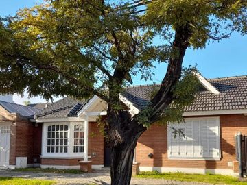 Casa en venta - 3 Dormitorios 2 Baños - 140Mts2 - Monte Grande