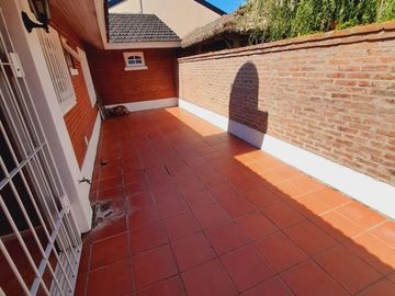 Casa en venta - 3 Dormitorios 2 Baños - 140Mts2 - Monte Grande