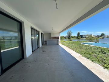Casa en  venta a la laguna en Canton Golf ESPECTACULAR VISTA ABIERTA
