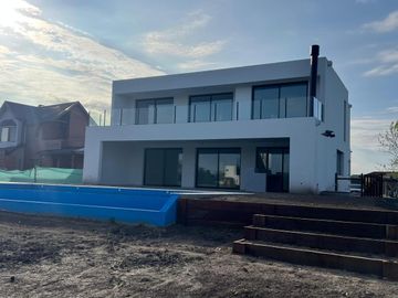 Casa en  venta a la laguna en Canton Golf ESPECTACULAR VISTA ABIERTA