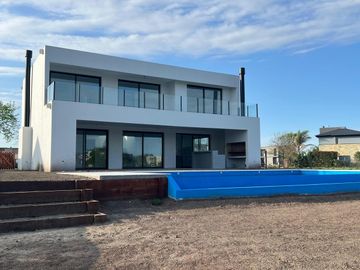 Casa en  venta a la laguna en Canton Golf ESPECTACULAR VISTA ABIERTA