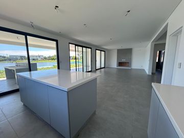 Casa en  venta a la laguna en Canton Golf ESPECTACULAR VISTA ABIERTA