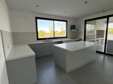 Casa en  venta a la laguna en Canton Golf ESPECTACULAR VISTA ABIERTA