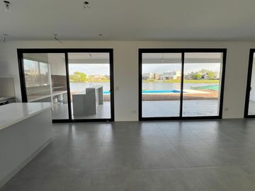 Casa en  venta a la laguna en Canton Golf ESPECTACULAR VISTA ABIERTA