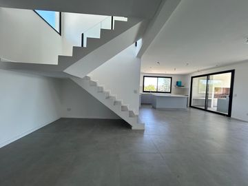 Casa en  venta a la laguna en Canton Golf ESPECTACULAR VISTA ABIERTA