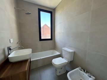 Casa en  venta a la laguna en Canton Golf ESPECTACULAR VISTA ABIERTA