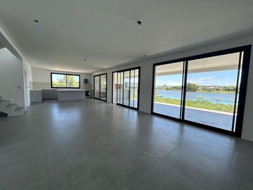 Casa en  venta a la laguna en Canton Golf ESPECTACULAR VISTA ABIERTA