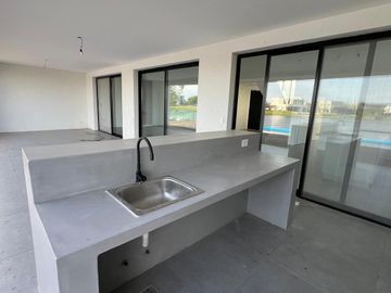 Casa en  venta a la laguna en Canton Golf ESPECTACULAR VISTA ABIERTA