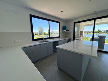 Casa en  venta a la laguna en Canton Golf ESPECTACULAR VISTA ABIERTA