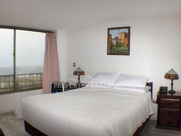 Se vende departamento en primera línea con vista al mar en la zona norte