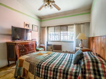 Casa estilo chalet con amplio lote  en Hurlingham