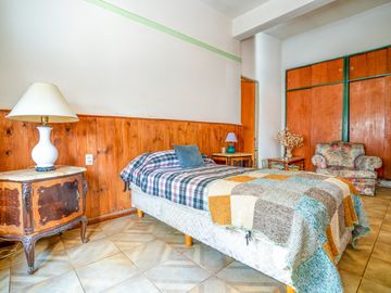 Casa estilo chalet con amplio lote  en Hurlingham