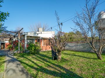 Casa estilo chalet con amplio lote  en Hurlingham