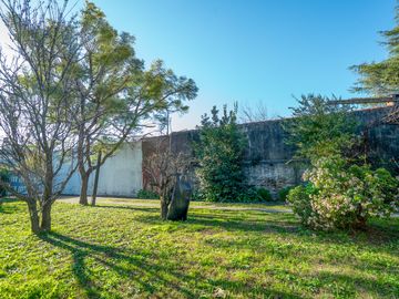 Casa estilo chalet con amplio lote  en Hurlingham