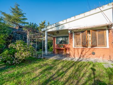 Casa estilo chalet con amplio lote  en Hurlingham