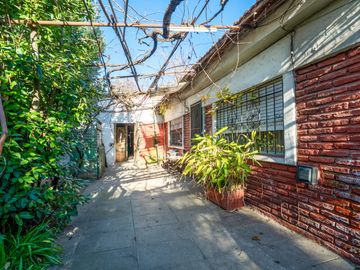 Casa estilo chalet con amplio lote  en Hurlingham