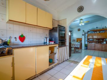 Casa estilo chalet con amplio lote  en Hurlingham