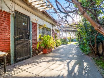 Casa estilo chalet con amplio lote  en Hurlingham