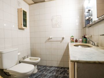 Casa estilo chalet con amplio lote  en Hurlingham