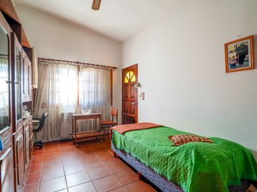 Casa estilo chalet con amplio lote  en Hurlingham