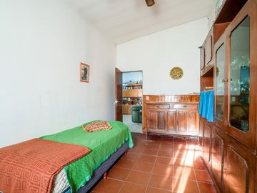 Casa estilo chalet con amplio lote  en Hurlingham