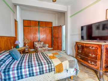 Casa estilo chalet con amplio lote  en Hurlingham