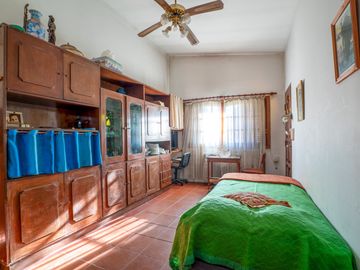 Casa estilo chalet con amplio lote  en Hurlingham