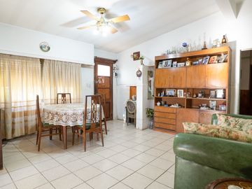 Casa estilo chalet con amplio lote  en Hurlingham