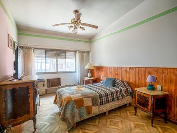 Casa estilo chalet con amplio lote  en Hurlingham