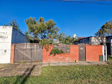 Casa estilo chalet con amplio lote  en Hurlingham