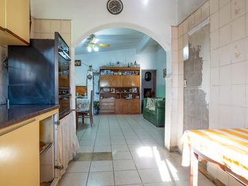 Casa estilo chalet con amplio lote  en Hurlingham