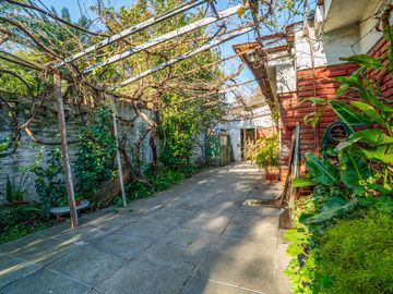 Casa estilo chalet con amplio lote  en Hurlingham