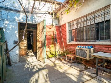 Casa estilo chalet con amplio lote  en Hurlingham