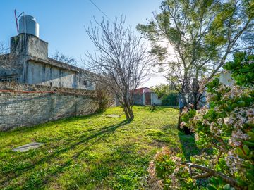 Casa estilo chalet con amplio lote  en Hurlingham