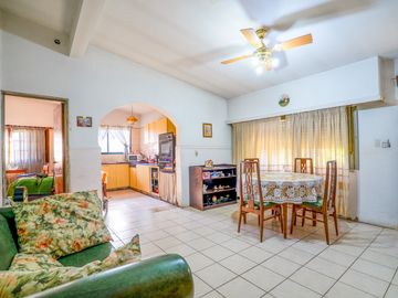 Casa estilo chalet con amplio lote  en Hurlingham