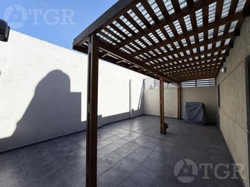 PH de 3 ambientes en venta con patio y cochera en Ramos Mejía